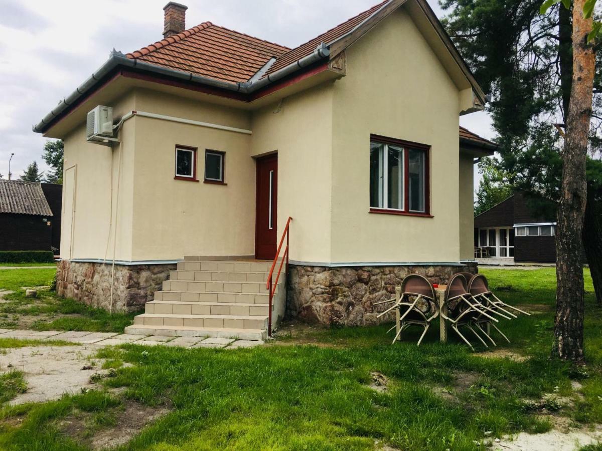 Napsugár Club és Panzió Acomodação com café da manhã Fonyód Exterior foto